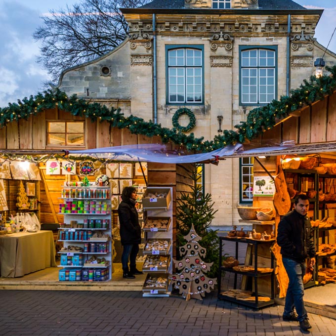 Kerstmarkt met houten kramen. Huur, bezorgen, opbouw en afbreken. Bij Houtenkraamverhuur het gemak van zorgeloos huren.